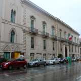 A Bari, in corso Vittorio Emanuele II 102, si erge stretta tra due palazzi una singolare chiesa dalle insolite linee neo-gotiche. E' ci� che rimane di quella che un tempo era la cappella privata annessa a palazzo Barone Ferrara